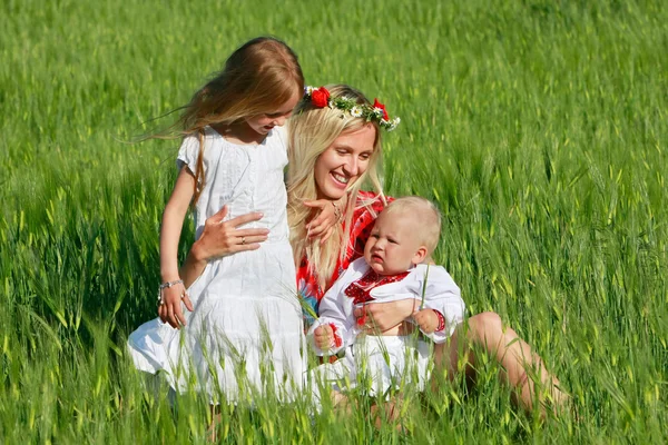 Gelukkig moeder met twee kinderen buiten — Stockfoto