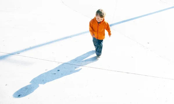 Çalışan bir çocuk ve onun gölgesi — Stok fotoğraf