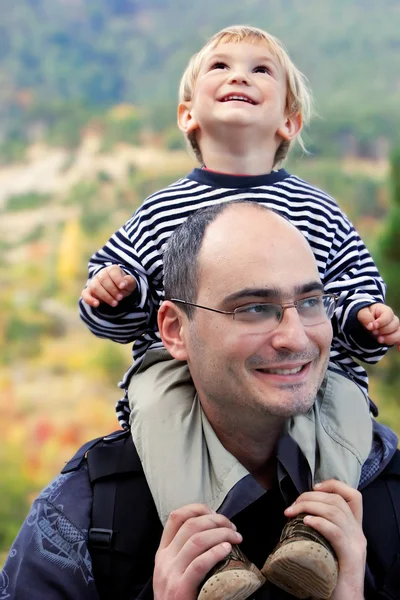 Vader en zoon buiten — Stockfoto