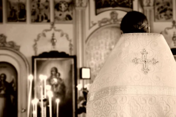 Prêtre dans l'église orthodoxe — Photo