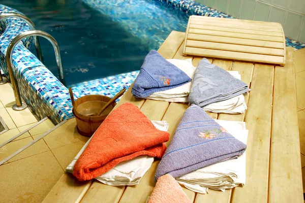Asciugamani su panca in legno in sauna — Foto Stock