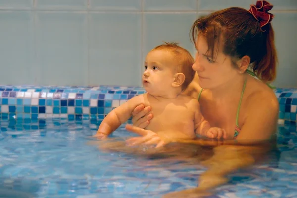 母親と赤ん坊がプールにいて — ストック写真