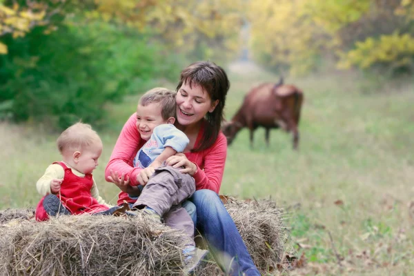 Mãe brincando com dois filhos na natureza — Fotografia de Stock