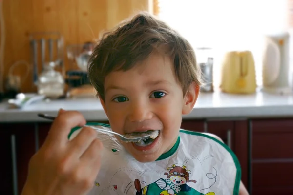 Äta småbarn — Stockfoto