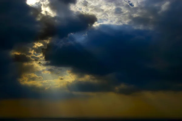 Sonnenstrahlen durch Wolken — Stockfoto