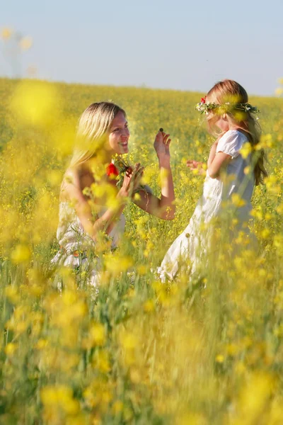 Felice madre e figlia in abiti tradizionali in fiore giallo — Foto Stock