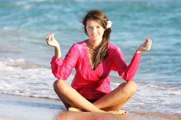 Jovem menina bonita na praia — Fotografia de Stock