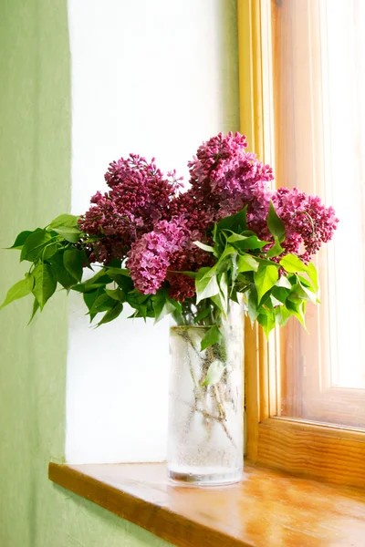 Buquê de lilás na janela de madeira — Fotografia de Stock
