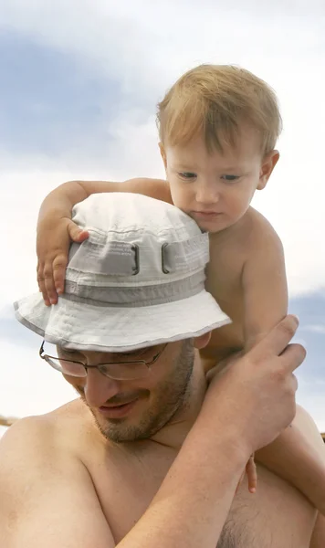 Otec a syn na pláži — Stock fotografie