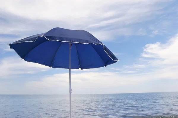 Blå paraply på himmel bakgrund — Stockfoto