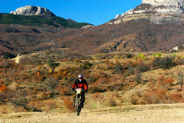 Motociclista a caminho — Fotografia de Stock