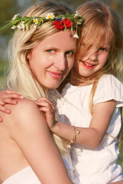 慈爱的母亲和女儿户外肖像 — 图库照片