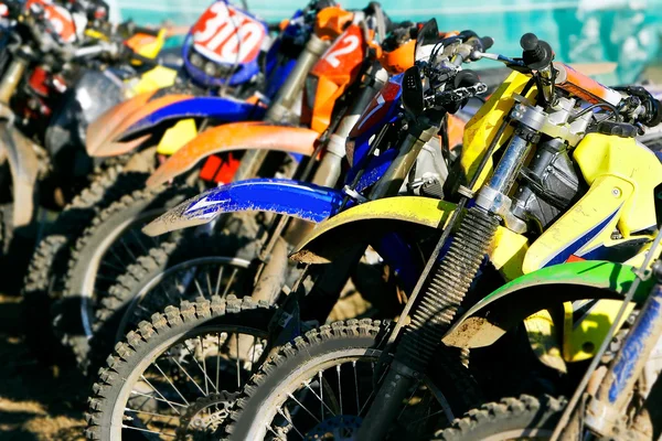 Reihe von Motorrädern auf Rädern aus nächster Nähe — Stockfoto