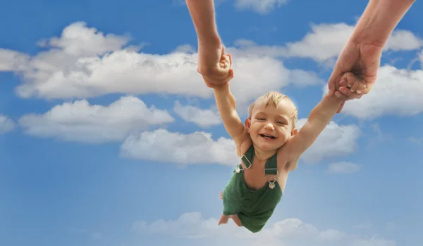 Volando bebé sobre cielo fondo — Foto de Stock