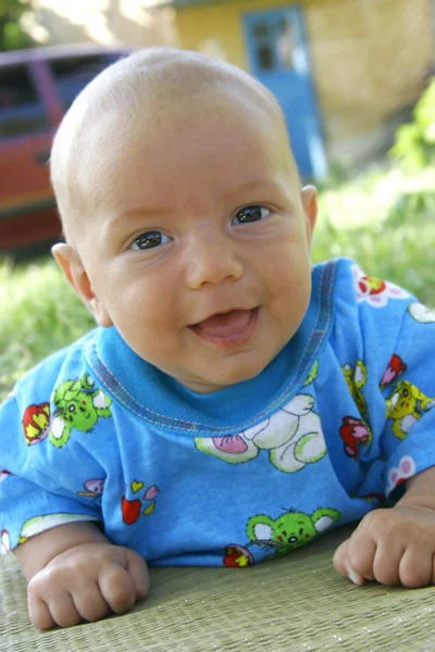 Menino sorridente — Fotografia de Stock