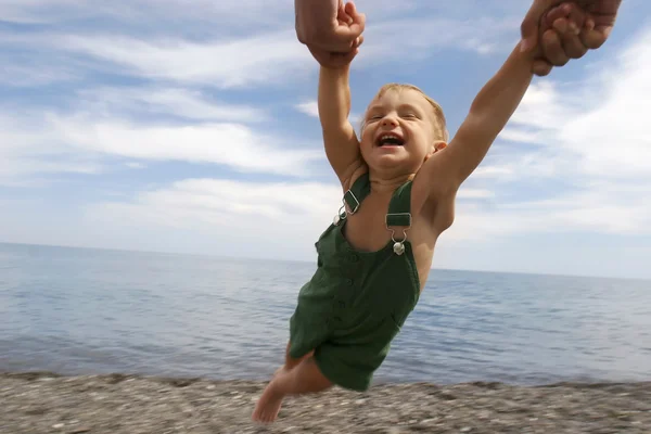 Літаюча дитина на пляжному фоні — стокове фото