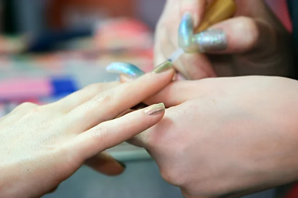 Manicure nagels in beauty salon — Stockfoto