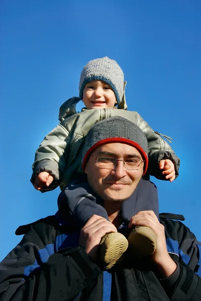 Vater-Sohn-Winterporträt — Stockfoto