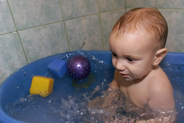 Baby boy spelen in badkuip — Stockfoto