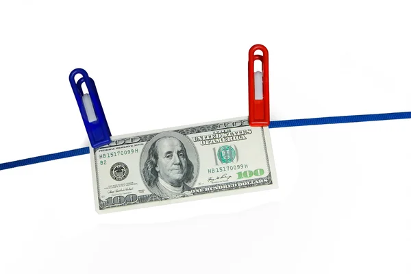 Billete de 100 dólares colgando de una cuerda sobre blanco — Foto de Stock