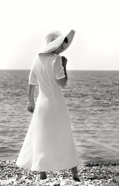 Solo ragazza in grande cappello sulla spiaggia — Foto Stock