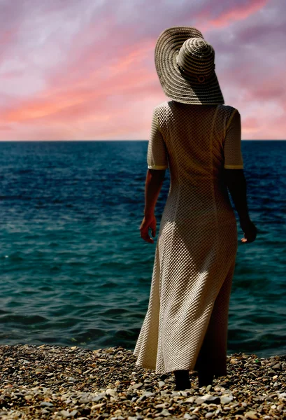 Menina em grande chapéu no pôr do sol mar — Fotografia de Stock