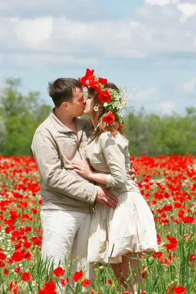 Besar pareja en rojo amapolas campo —  Fotos de Stock