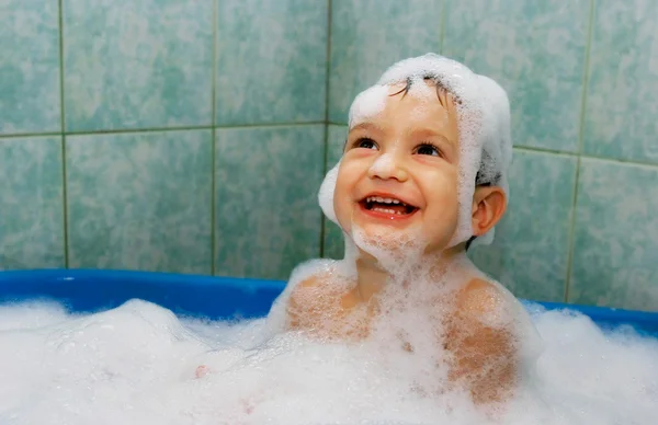 Glücklicher Junge, der im Bad spielt — Stockfoto