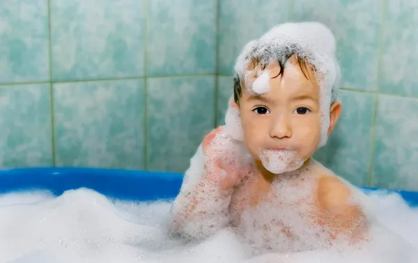 Menino no banho — Fotografia de Stock