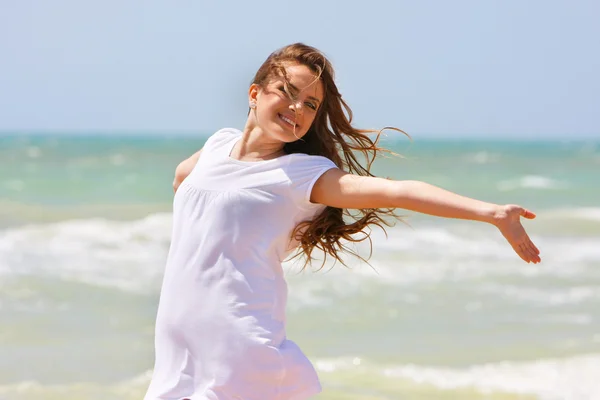 Молодая счастливая девушка на морском фоне — стоковое фото