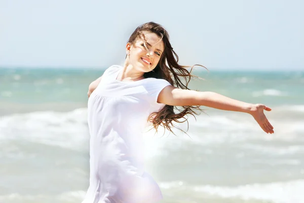 Jovem menina feliz no fundo do mar — Fotografia de Stock