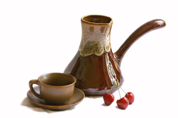 Cezve cerámica, taza de café y cerezas sobre blanco — Foto de Stock