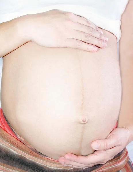 Gravid kvinna som håller i magen — Stockfoto