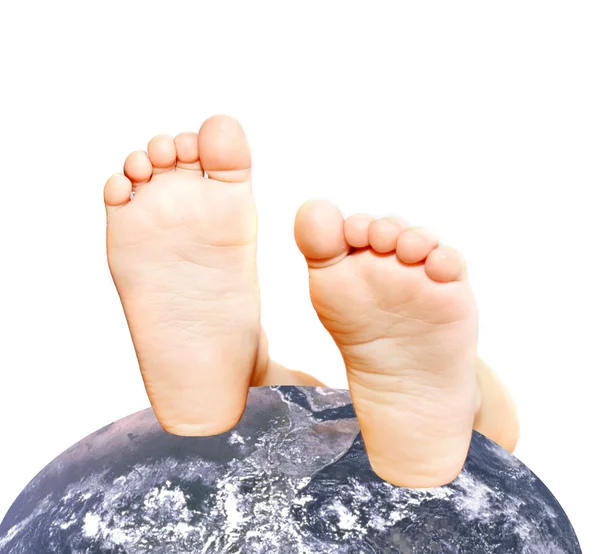 Nohy dítěte na zeměkouli — Stock fotografie