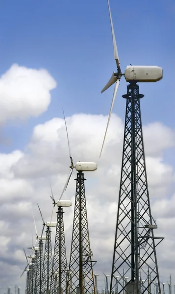 Grupp av windturbines över himmel bakgrund — Stockfoto