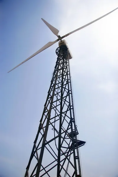 Turbina eólica en el fondo del cielo —  Fotos de Stock