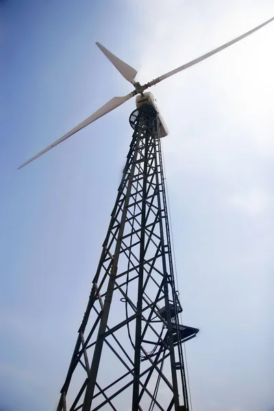 風力発電機が空を背景に — ストック写真