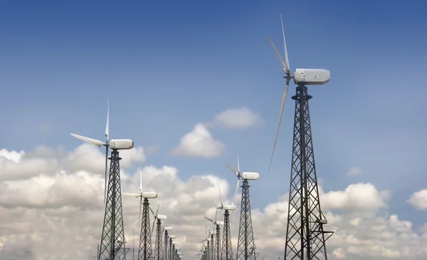 Grupo de turbinas eólicas sobre fundo céu — Fotografia de Stock