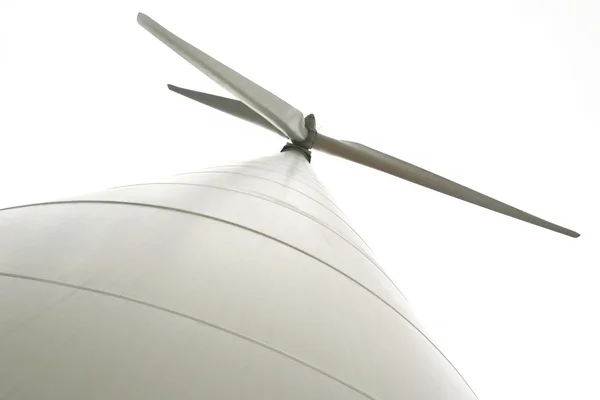 Ветряная турбина над белым — стоковое фото