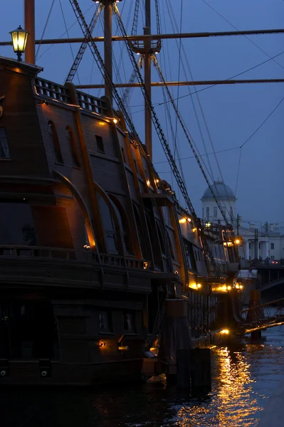 Bateau éclairé sur fond d'église — Photo