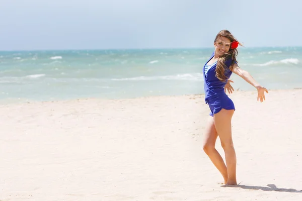 Joven feliz chica en la playa — Foto de Stock