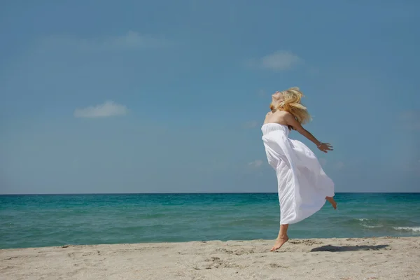 Genç kız mutlu plaj — Stok fotoğraf