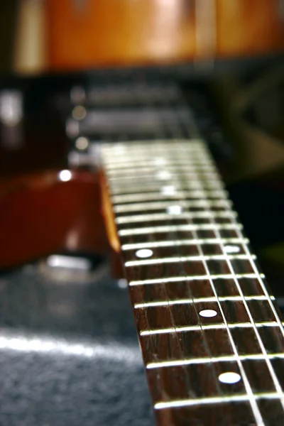 Zblízka z krku kytary na rozmazané pozadí — Stock fotografie