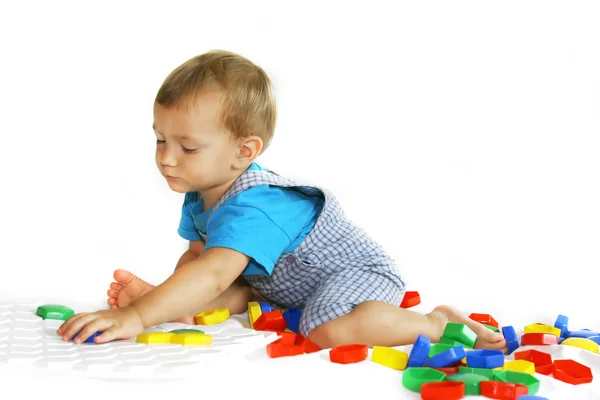 Bambino ragazzo giocare con puzzle — Foto Stock