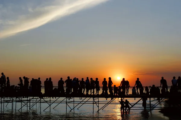 Setkání mladých západ slunce na pozadí oblohy — Stock fotografie