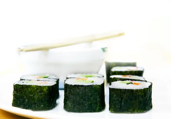 Ensemble de sushis sur blanc — Photo