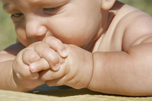 Tankeväckande baby boy porträtt — Stockfoto