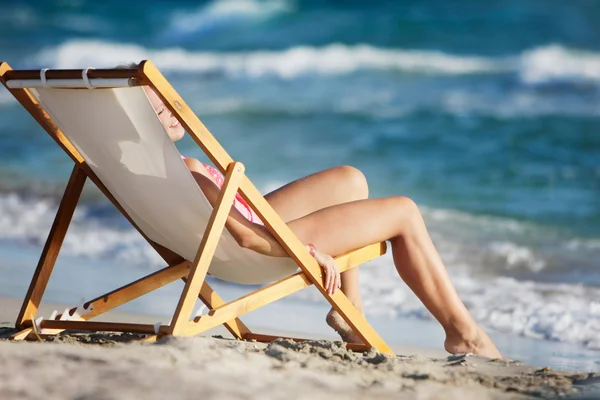 Young girl relaxing on beach — Stock Photo, Image