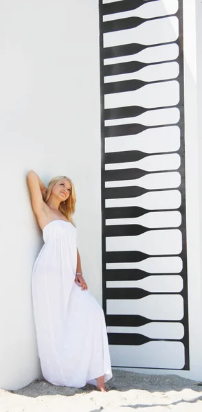 Joven hermosa chica posando al lado de teclado de piano dibujado —  Fotos de Stock