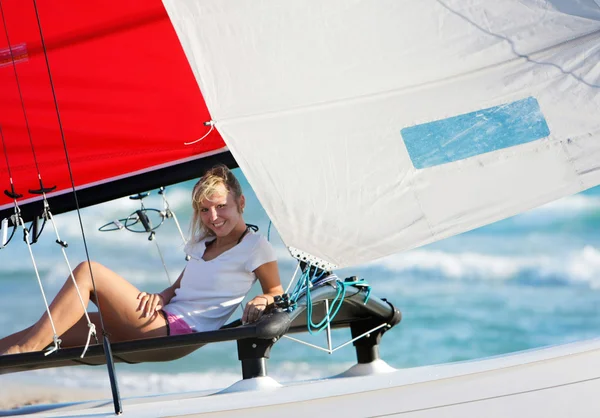 Jonge meisje onbard zee jacht glimlachen — Stockfoto